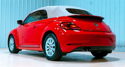2018 Volkswagen Beetle Convertible 2.0T S   - Photo 5 - Sylvania, OH 43560
