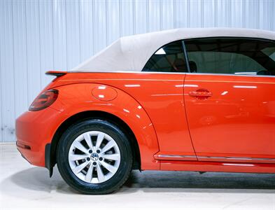 2018 Volkswagen Beetle Convertible 2.0T S   - Photo 11 - Sylvania, OH 43560