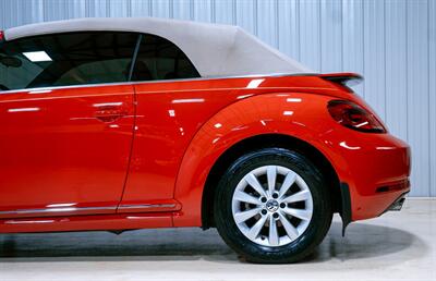 2018 Volkswagen Beetle Convertible 2.0T S   - Photo 4 - Sylvania, OH 43560