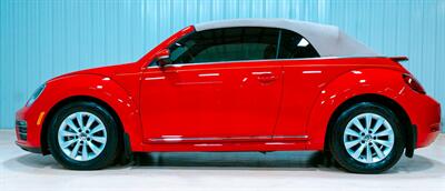 2018 Volkswagen Beetle Convertible 2.0T S   - Photo 2 - Sylvania, OH 43560