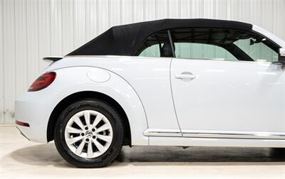 2017 Volkswagen Beetle Convertible 1.8T S   - Photo 12 - Sylvania, OH 43560