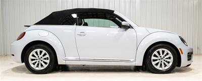 2017 Volkswagen Beetle Convertible 1.8T S   - Photo 11 - Sylvania, OH 43560
