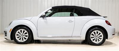 2017 Volkswagen Beetle Convertible 1.8T S   - Photo 2 - Sylvania, OH 43560
