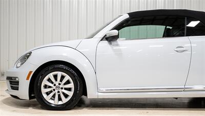 2017 Volkswagen Beetle Convertible 1.8T S   - Photo 3 - Sylvania, OH 43560