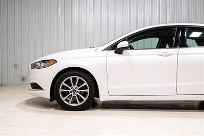 2017 Ford Fusion SE   - Photo 2 - Sylvania, OH 43560