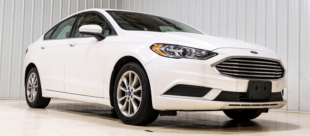 2017 Ford Fusion SE   - Photo 1 - Sylvania, OH 43560