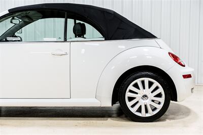 2010 Volkswagen New Beetle Convertible - Photo 4 - Sylvania, OH 43560