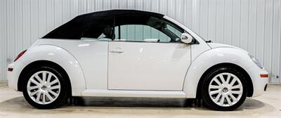 2010 Volkswagen New Beetle Convertible - Photo 23 - Sylvania, OH 43560