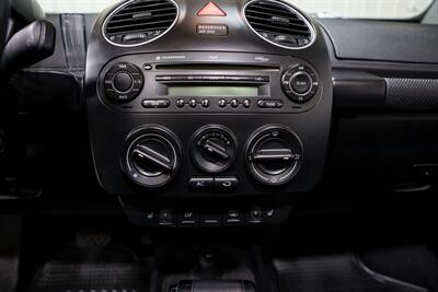 2010 Volkswagen New Beetle Convertible - Photo 15 - Sylvania, OH 43560