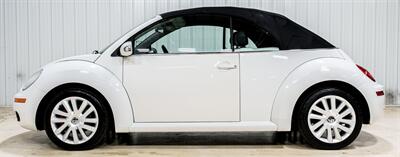 2010 Volkswagen New Beetle Convertible - Photo 2 - Sylvania, OH 43560