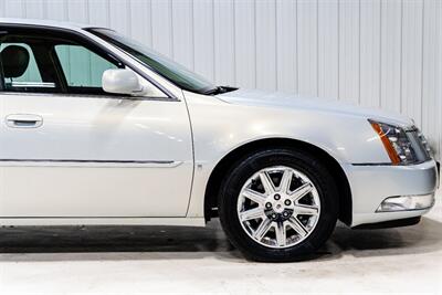 2010 Cadillac DTS Premium Collection   - Photo 8 - Sylvania, OH 43560