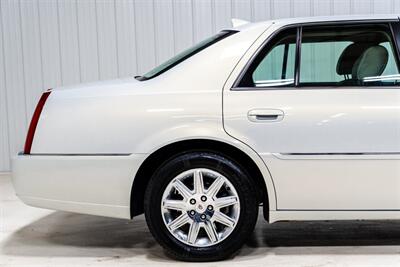 2010 Cadillac DTS Premium Collection   - Photo 9 - Sylvania, OH 43560