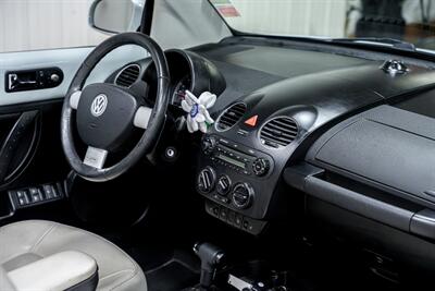 2010 Volkswagen New Beetle Convertible  Final Edition - Photo 12 - Sylvania, OH 43560