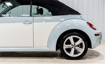 2010 Volkswagen New Beetle Convertible  Final Edition - Photo 4 - Sylvania, OH 43560