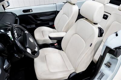 2010 Volkswagen New Beetle Convertible  Final Edition - Photo 9 - Sylvania, OH 43560