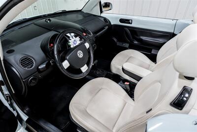 2010 Volkswagen New Beetle Convertible  Final Edition - Photo 8 - Sylvania, OH 43560