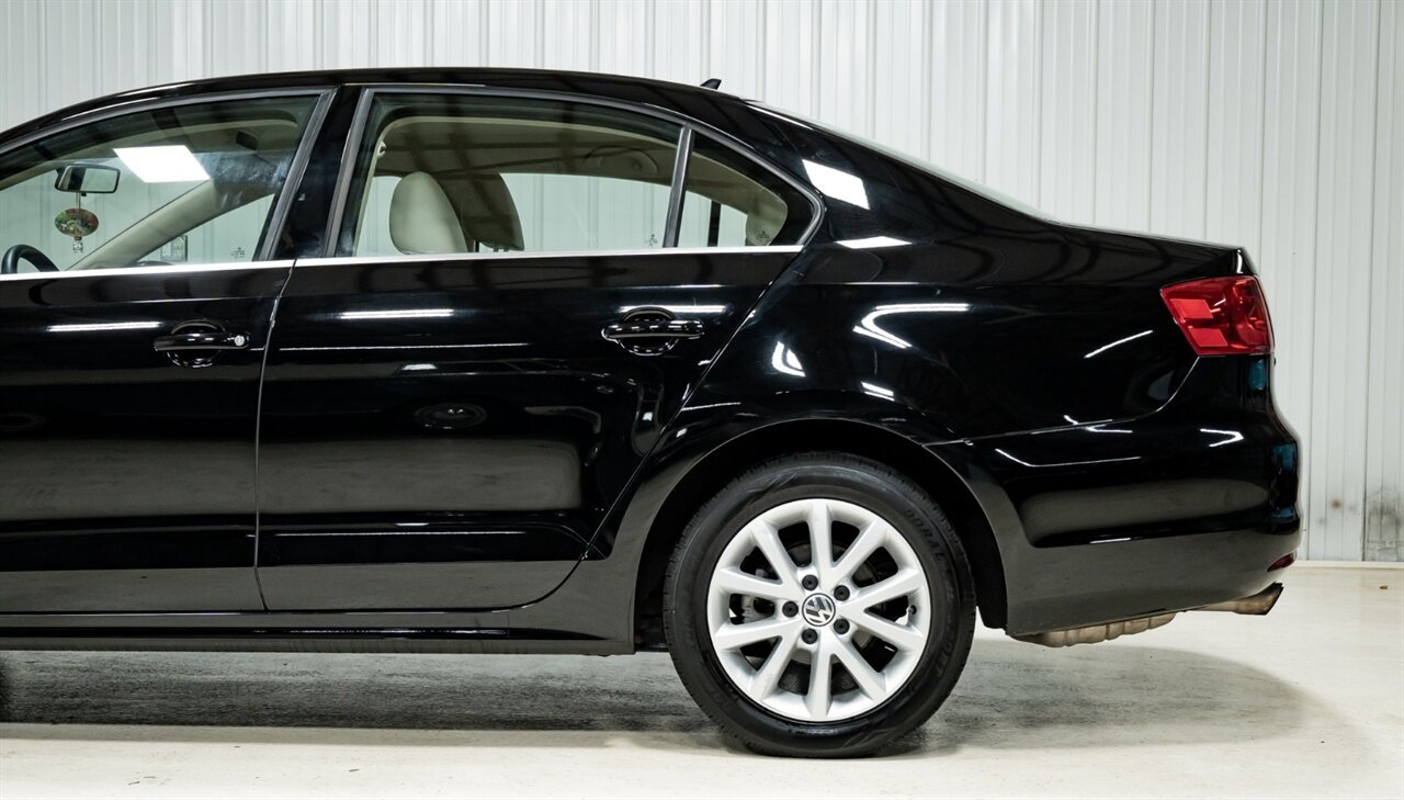 2013 Volkswagen Jetta SE photo 2