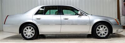 2010 Cadillac DTS 4.6L V8   - Photo 8 - Sylvania, OH 43560