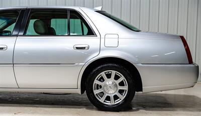 2010 Cadillac DTS 4.6L V8   - Photo 4 - Sylvania, OH 43560