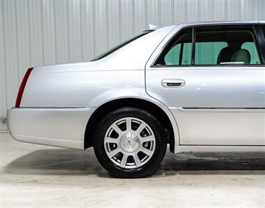 2010 Cadillac DTS 4.6L V8   - Photo 10 - Sylvania, OH 43560