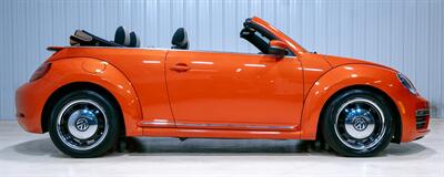 2018 Volkswagen Beetle Convertible 2.0T S  Coast Edition - Photo 9 - Sylvania, OH 43560