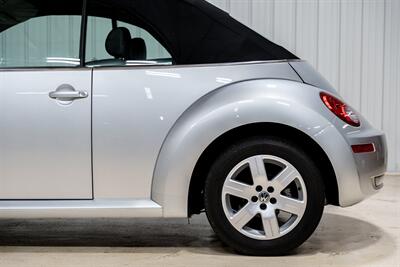 2007 Volkswagen New Beetle Convertible 2.5 PZEV - Photo 4 - Sylvania, OH 43560