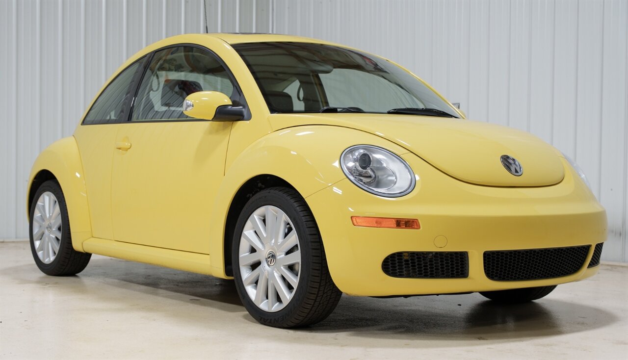 2008 Volkswagen Beetle S   - Photo 1 - Sylvania, OH 43560