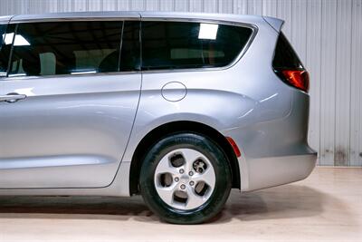 2017 Chrysler Pacifica LX   - Photo 4 - Sylvania, OH 43560