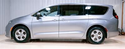 2017 Chrysler Pacifica LX   - Photo 2 - Sylvania, OH 43560