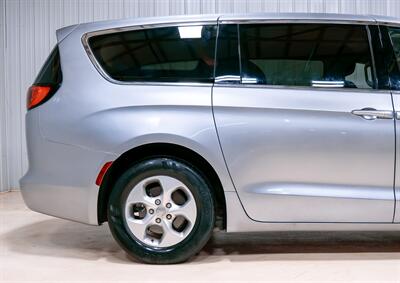 2017 Chrysler Pacifica LX   - Photo 9 - Sylvania, OH 43560
