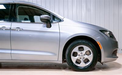 2017 Chrysler Pacifica LX   - Photo 10 - Sylvania, OH 43560