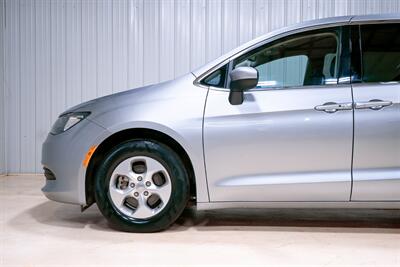 2017 Chrysler Pacifica LX   - Photo 3 - Sylvania, OH 43560