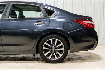 2017 Nissan Altima 2.5 SV - Photo 4 - Sylvania, OH 43560