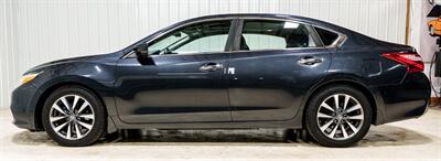 2017 Nissan Altima 2.5 SV - Photo 2 - Sylvania, OH 43560