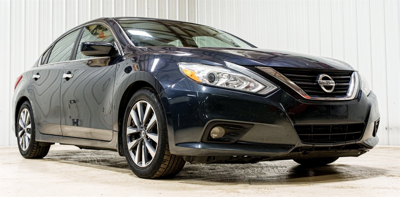 2017 Nissan Altima 2.5  SV - Photo 1 - Sylvania, OH 43560