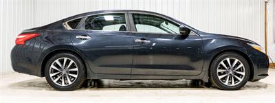 2017 Nissan Altima 2.5 SV - Photo 13 - Sylvania, OH 43560
