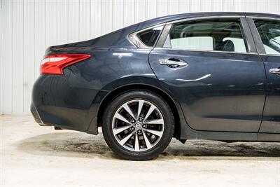 2017 Nissan Altima 2.5 SV - Photo 14 - Sylvania, OH 43560