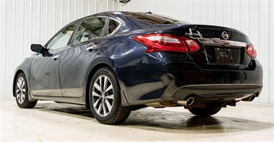 2017 Nissan Altima 2.5 SV - Photo 5 - Sylvania, OH 43560