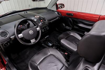 2009 Volkswagen New Beetle Convertible   - Photo 10 - Sylvania, OH 43560