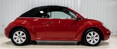 2009 Volkswagen New Beetle Convertible   - Photo 17 - Sylvania, OH 43560