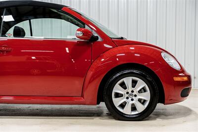 2009 Volkswagen New Beetle Convertible   - Photo 19 - Sylvania, OH 43560