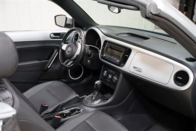 2013 Volkswagen Beetle Convertible 2.5L   - Photo 15 - Sylvania, OH 43560