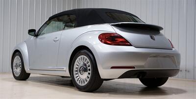 2013 Volkswagen Beetle Convertible 2.5L   - Photo 5 - Sylvania, OH 43560