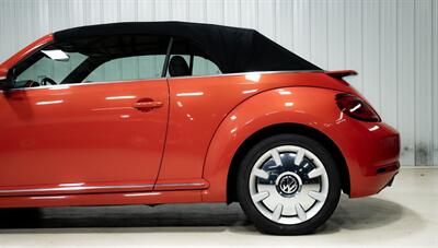 2017 Volkswagen Beetle Convertible 1.8T S   - Photo 4 - Sylvania, OH 43560