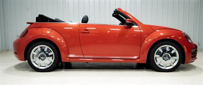 2017 Volkswagen Beetle Convertible 1.8T S   - Photo 6 - Sylvania, OH 43560