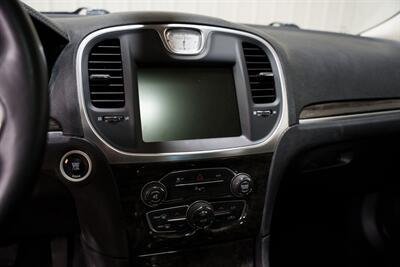 2015 Chrysler 300C   - Photo 18 - Sylvania, OH 43560