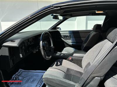 1989 Chevrolet Camaro IROC Z   - Photo 26 - Miami, FL 33165