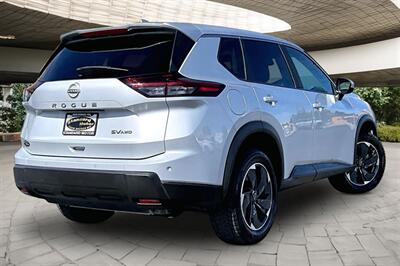 2024 Nissan Rogue SV - Photo 2 - Rock Springs, WY 82901
