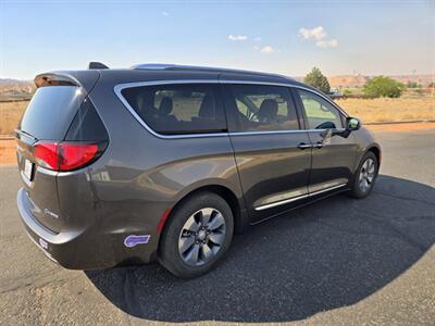 2018 Chrysler Pacifica Hybrid Limited   - Photo 5 - Page, AZ 86040