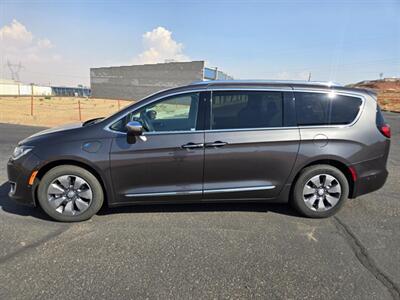 2018 Chrysler Pacifica Hybrid Limited   - Photo 2 - Page, AZ 86040